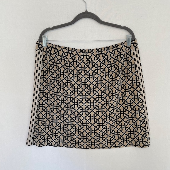 SUSAN GRAVER Women’s Size Large Liquid Knit Tan & Black Print Skort Skirt - Picture 3 of 6